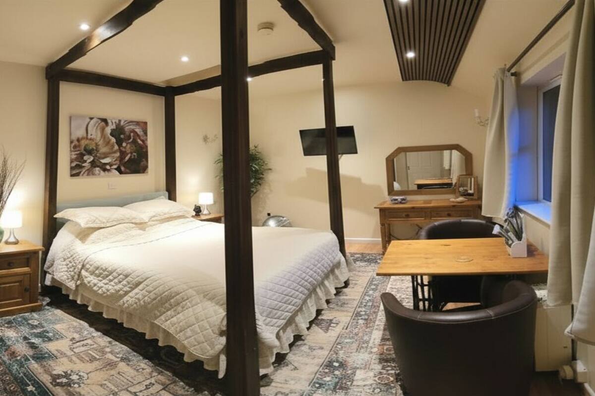 Superior Room, Ensuite (4-poster) | 1 bedroom, in-room safe, desk, laptop workspace