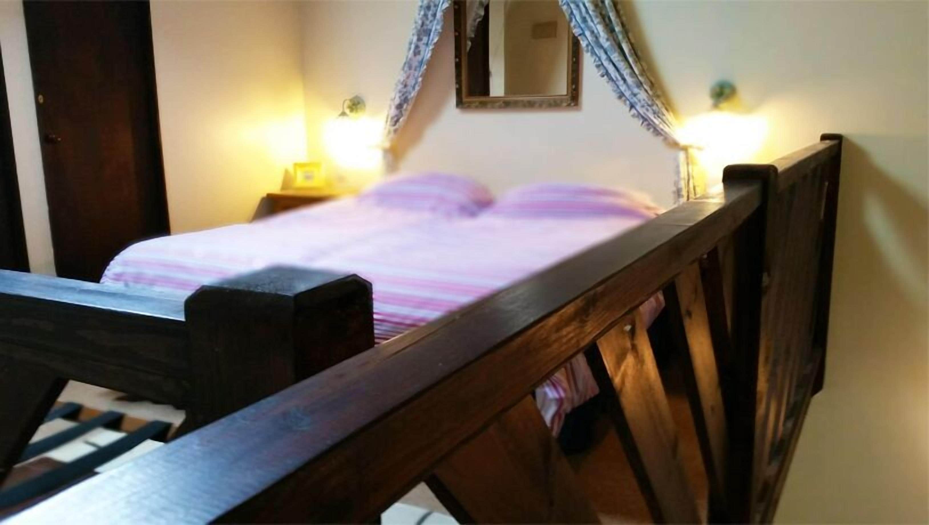 Apartemen Comfort, 3 Tempat Tidur Twin, dapur kecil, lantai mezzanine | 1 kamar tidur, brankas, meja kerja, dan ruang kerja ramah laptop