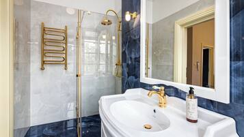 Deluxe Suite, City View | Bathroom | Shower, free toiletries, hair dryer, towels