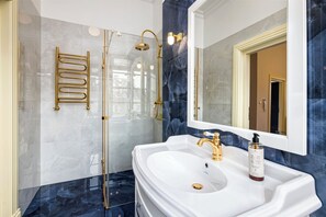 Deluxe Suite, City View | Bathroom | Shower, free toiletries, hair dryer, slippers - Fontana Boutique (Lublin)