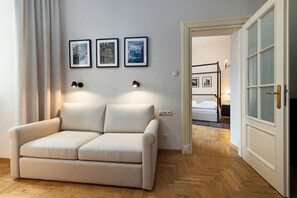 Suite – comfort, byutsikt | Safe på rommet, individuelt dekorert og individuelt innredet