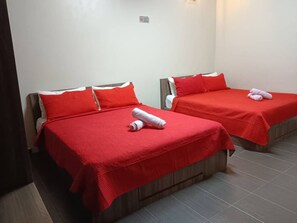 Suite Keluarga | Meja kerja, ruang kerja ramah laptop, dan seprai linen