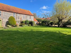 Property grounds - Bijou Bolthole in Blakeney for 2,parking,patio,lawn & close to Quay,pubs & shops (Blakeney)