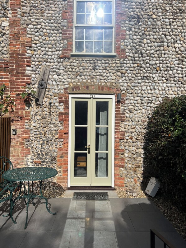 Exterior detail - Bijou Bolthole in Blakeney for 2,parking,patio,lawn & close to Quay,pubs & shops (Blakeney)