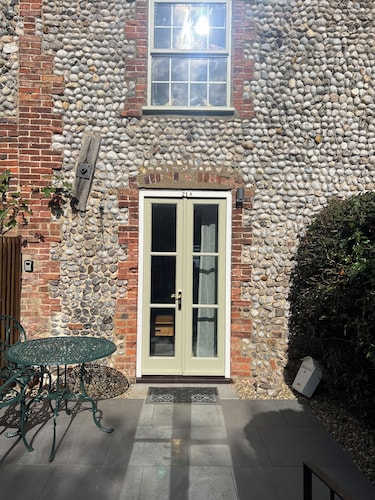 Bijou Bolthole in Blakeney for 2,parking,patio,lawn & close to Quay,pubs & shops