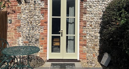 Bijou Bolthole in Blakeney for 2,parking,patio,lawn & close to Quay,pubs & shops