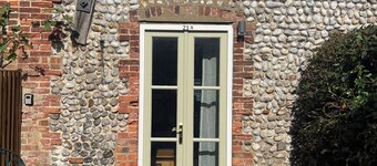 Bijou Bolthole in Blakeney for 2,parking,patio,lawn & close to Quay,pubs & shops