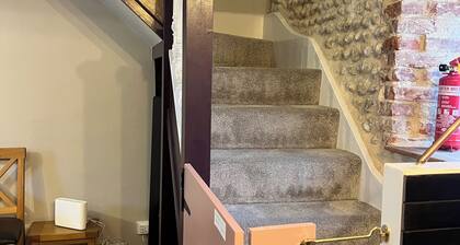 Bijou Bolthole in Blakeney for 2,parking,patio,lawn & close to Quay,pubs & shops