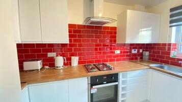 Rumah | Dapur pribadi | Lemari es, microwave, oven, dan kompor