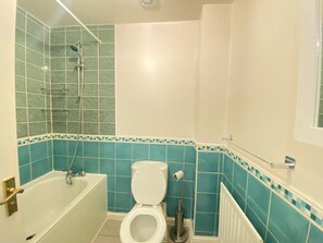 House | Bathroom | Shower, hair dryer, towels - London Luxury Retreat With 4 Bedrooms (London)