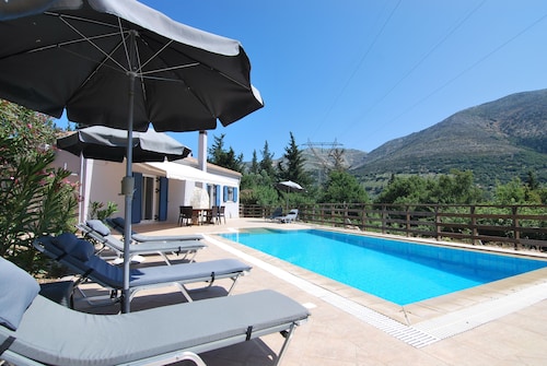 Away from Prying eyes in a secluding setting,sea & mountain views, infinity pool