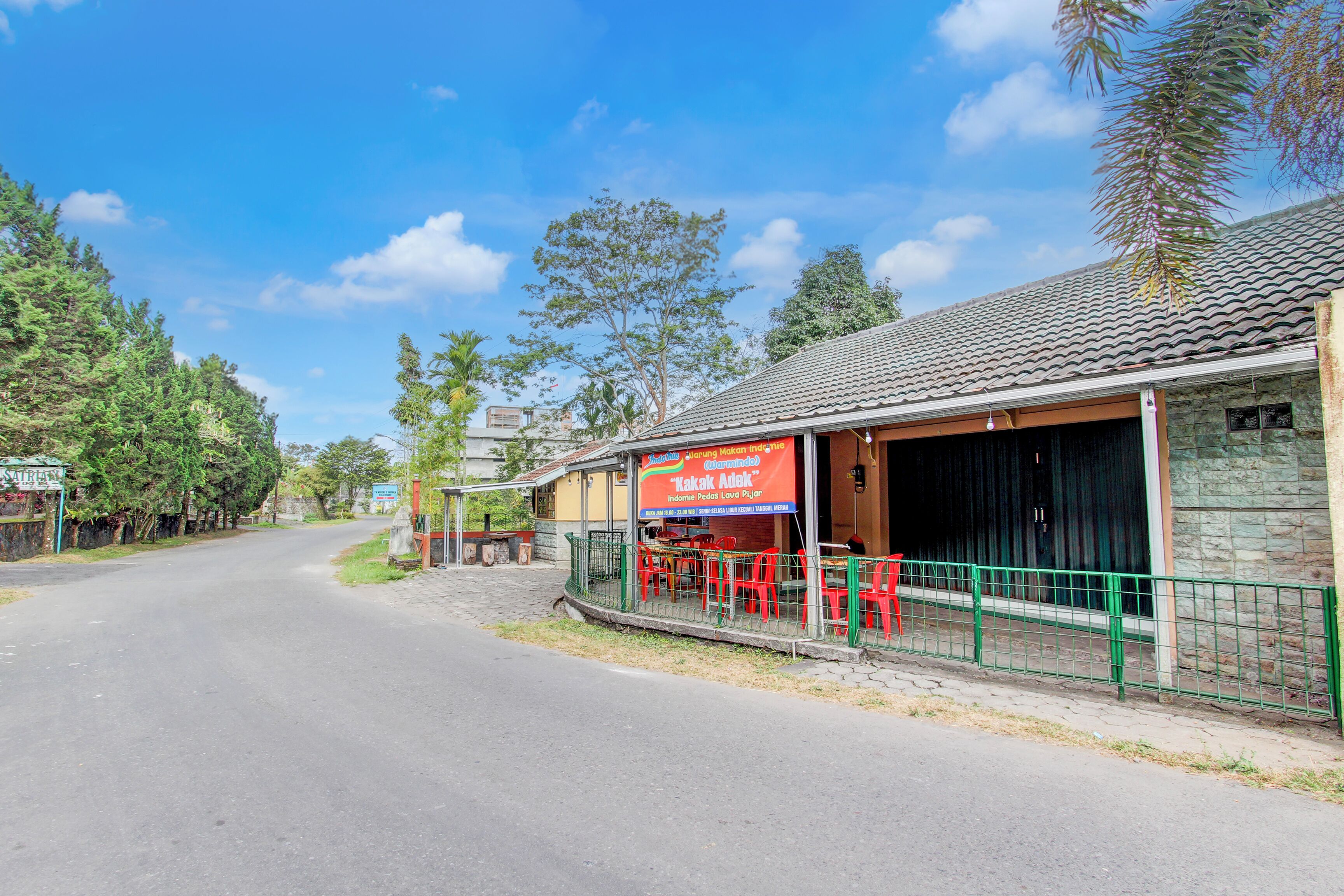 A street view with a restaurant named "Takak Takak" and a signboard.