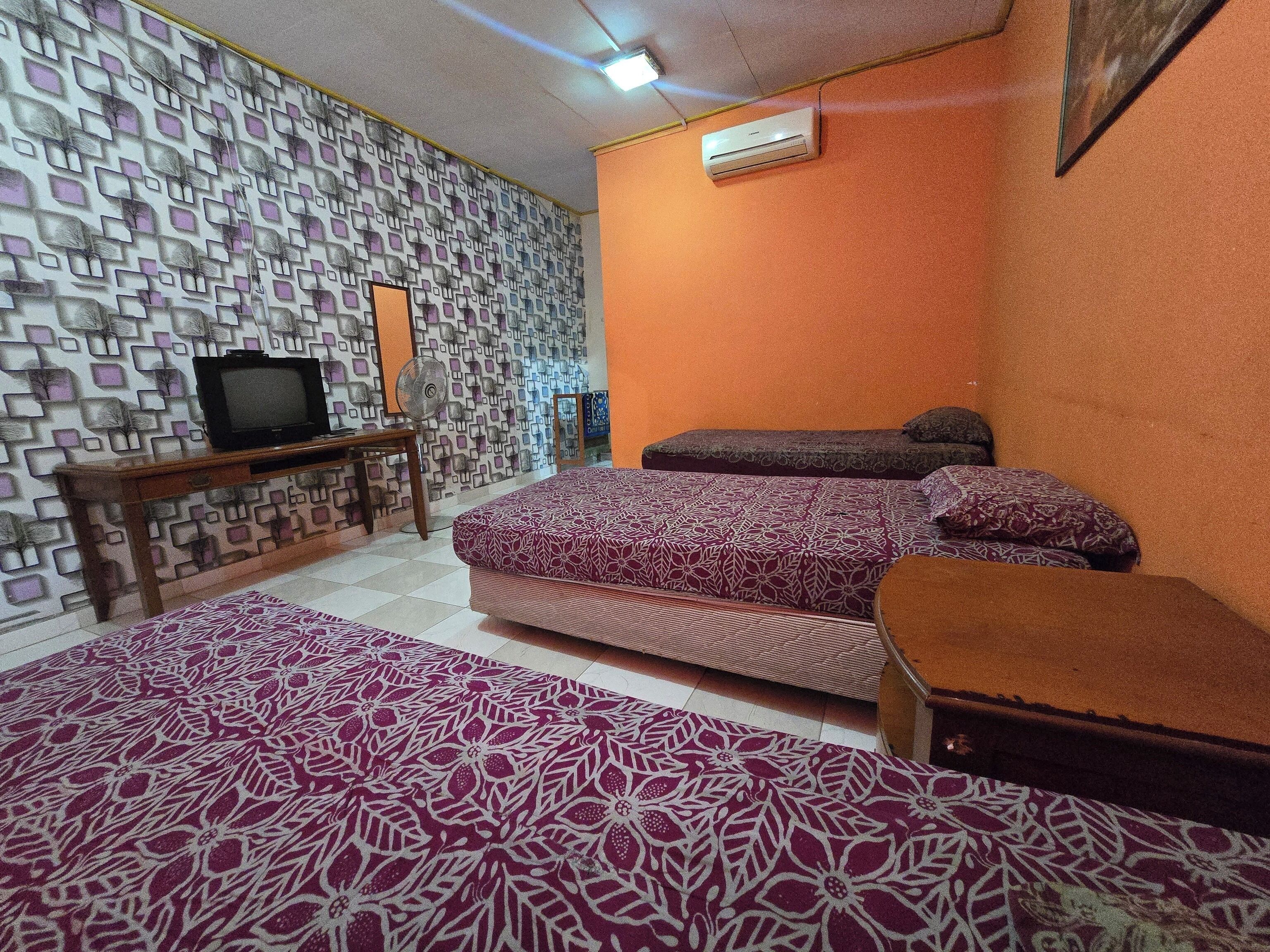 مكتب ومساحة عمل للكمبيوتر المحمول وملاءات أسرّة