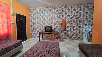 Deluxe Triple Room | 1 bedroom, desk, laptop workspace, bed sheets