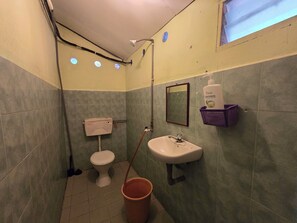 Deluxe Triple Room | Bathroom | Shower, rainfall showerhead, towels