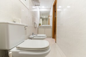 Shower, hair dryer, towels, toilet paper - Weflating SANT PAU - Standard Apartment (Barcelona)