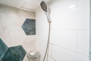 Familie suite | Badkamer | Een douche, handdoeken, zeep