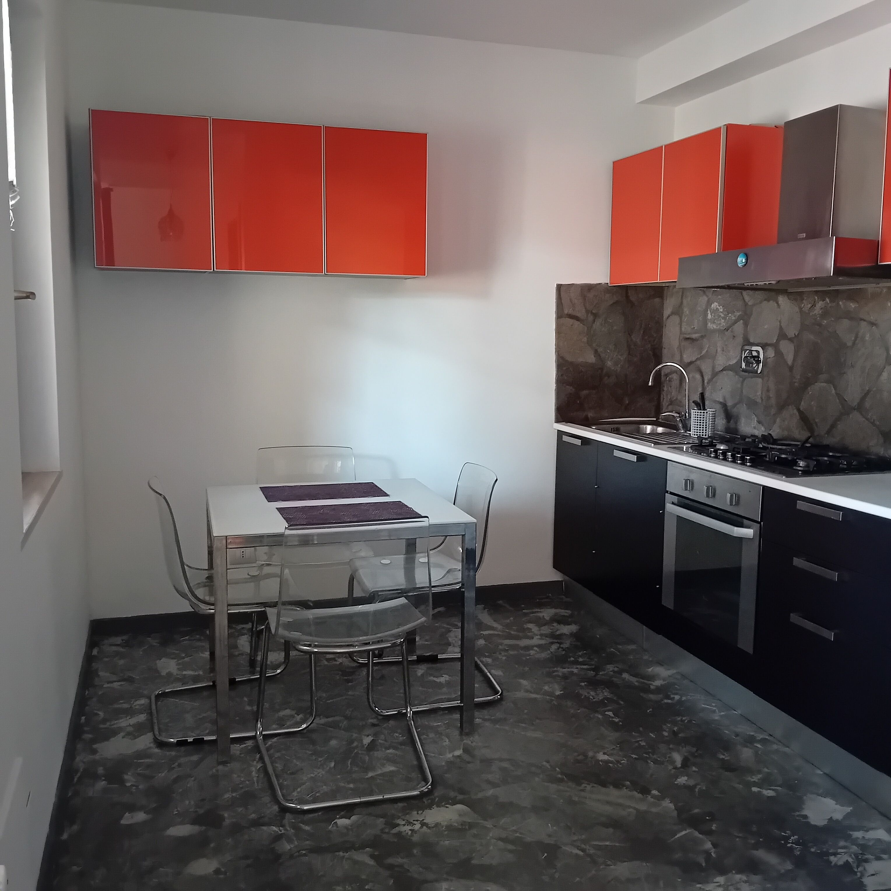 Frigorifero, forno, piano cottura, macchina per tè/caffè