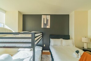 Room - Walk to PHX DT Spots |Pool,Gym,Balcony,Parking,W/D (Phoenix)