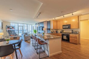 Fridge, microwave, oven, stovetop - Walk to PHX DT Spots |Pool,Gym,Balcony,Parking,W/D (Phoenix)