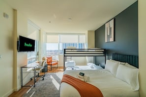 Room - Walk to PHX DT Spots |Pool,Gym,Balcony,Parking,W/D (Phoenix)