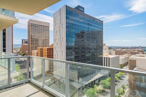 Property grounds - Walk to PHX DT Spots |Pool,Gym,Balcony,Parking,W/D (Phoenix)