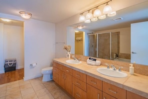 Bathroom - Walk to PHX DT Spots |Pool,Gym,Balcony,Parking,W/D (Phoenix)