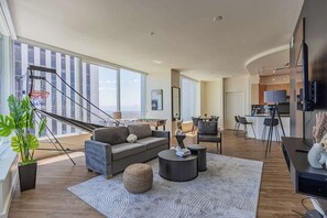 TV, fotballspill og kontorer