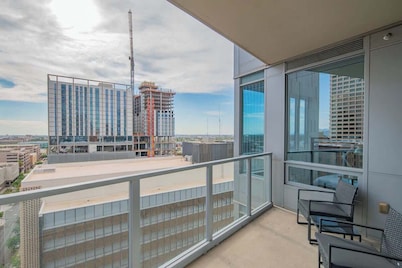 Modern DT PHX | High-Rise Views & Amenities