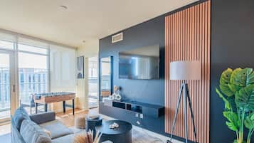 Televisión, futbolito y oficina