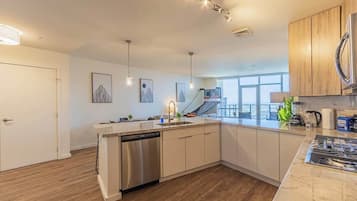 Refrigerador, microondas, horno y parrilla de estufa