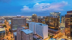 Panorama urbano con diversi grattacieli, tra cui spicca un hotel Hyatt Regency.