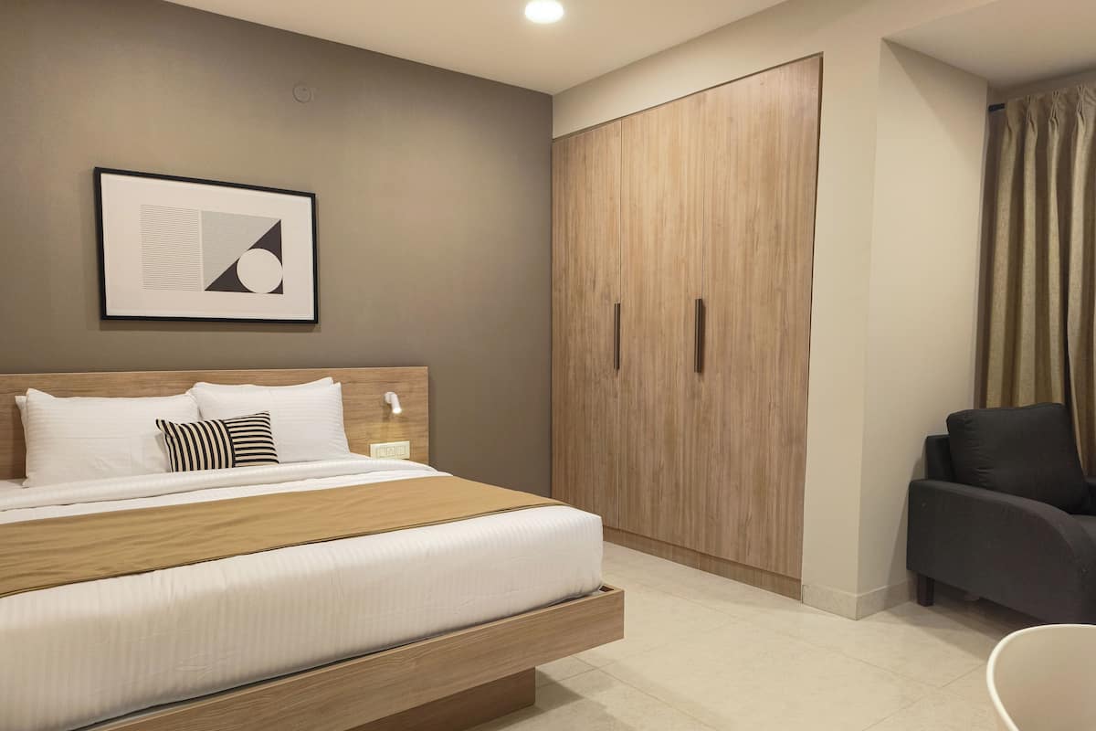 Un dormitorio moderno con cama, mesita de noche y armario.