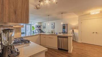 Refrigerador, microondas, horno y parrilla de estufa