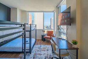 1 habitación, tabla de planchar con plancha, wifi y ropa de cama