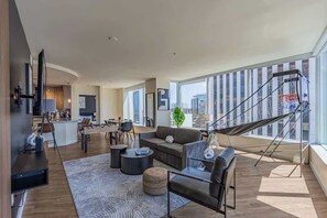 TV, table football, offices - DT PHX Stay | Pool, Gym, Balcony, W/D + Parking (Phoenix)