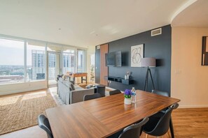 Dining - Modern HighRise Sanctuary+Gym+Pool+Prking+W/D (Phoenix)