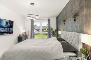 2 bedrooms, iron/ironing board, WiFi, bed sheets