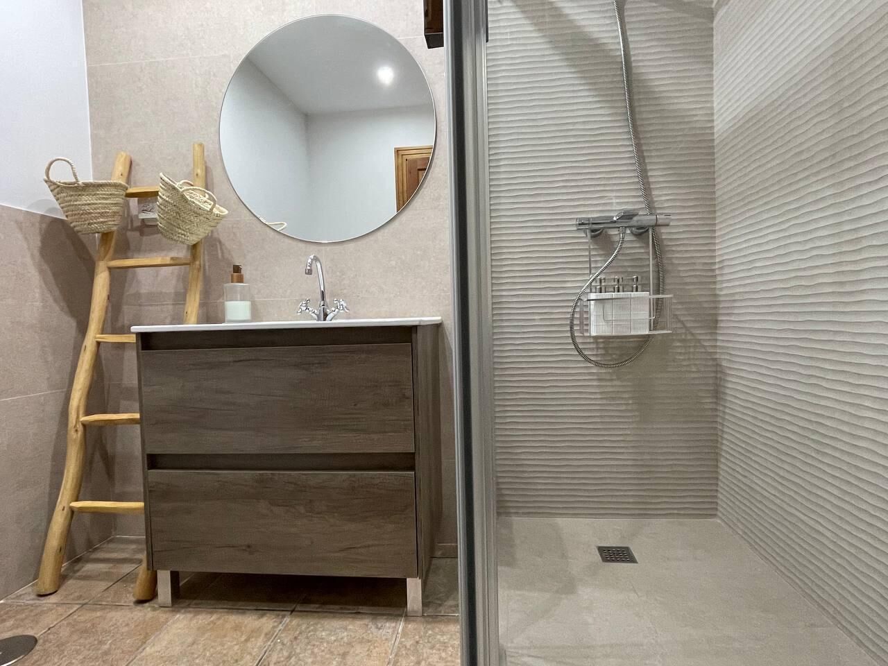 Ducha, secador de pelo, bidé y toallas