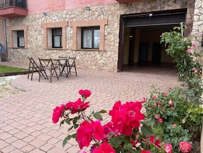 Outdoor dining - Casa Rural LA Divisa Hay Lugares Donde uno se Queda y Lugares que Quedan en uno (Boceguillas)
