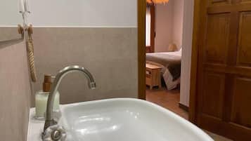 4 habitaciones, tabla de planchar con plancha, wifi y ropa de cama