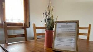 A wooden table with a framed document and a potted plant. - Casa Rural LA Divisa Hay Lugares Donde uno se Queda y Lugares que Quedan en uno (Boceguillas)
