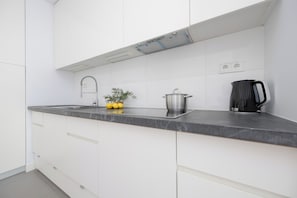 Apartment, 1 Bedroom, 2 Bathrooms | Dapur peribadi | Ketuhar gelombang mikro, ketuhar, cerek elektrik, pembakar roti 