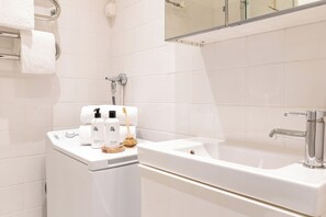 Apartment, Courtyard View | Bathroom | Shower, hair dryer, towels, soap