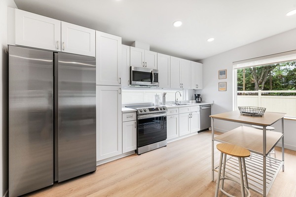 Frigorífico, microondas, horno y placa de cocina