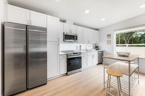 Fridge, microwave, oven, stovetop - The Augustine Abode: Your Peaceful Coastal Retreat, close to Historic Downtown (St. Augustine)