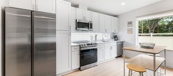 The Augustine Abode: Your Peaceful Coastal Retreat, close to Historic Downtown