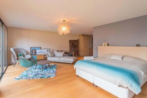 6 bedrooms, desk, iron/ironing board, WiFi - Cote d'Azur Contemporary Family Villa, Heated Pool (Bormes-les-Mimosas)