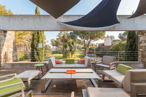 Terrace/patio - Cote d'Azur Contemporary Family Villa, Heated Pool (Bormes-les-Mimosas)