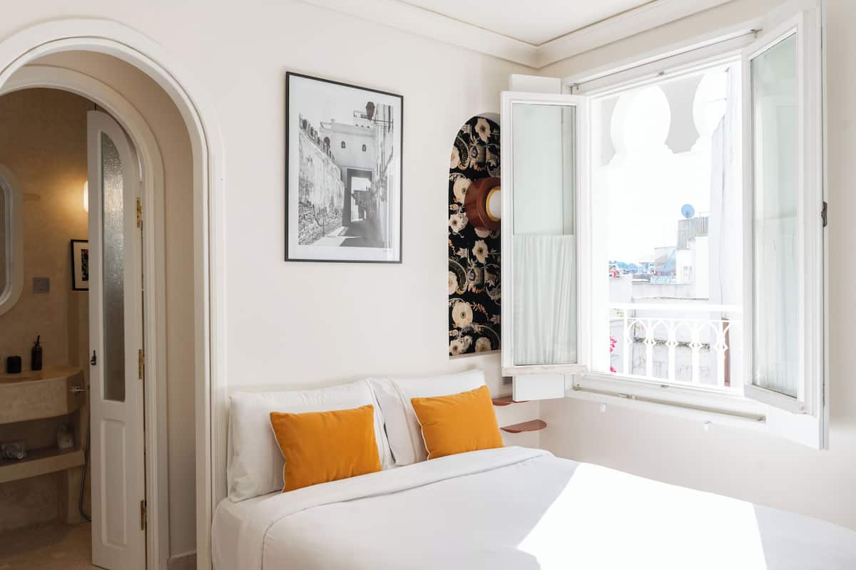 Deluxe Double Room, 1 Queen Bed, City View | WiFi (free)